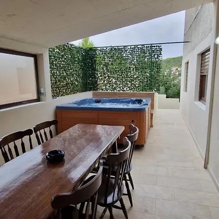 דירה House With Hot Pool