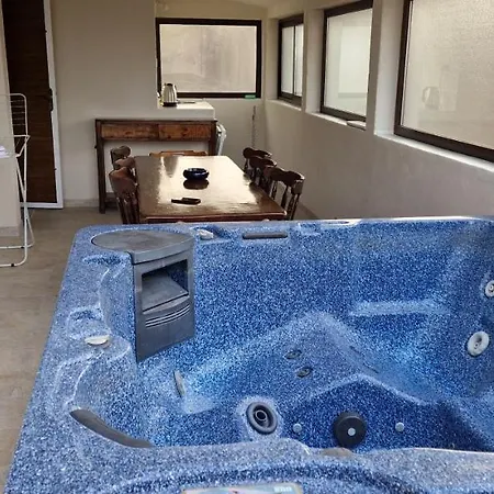 דירה House With Hot Pool